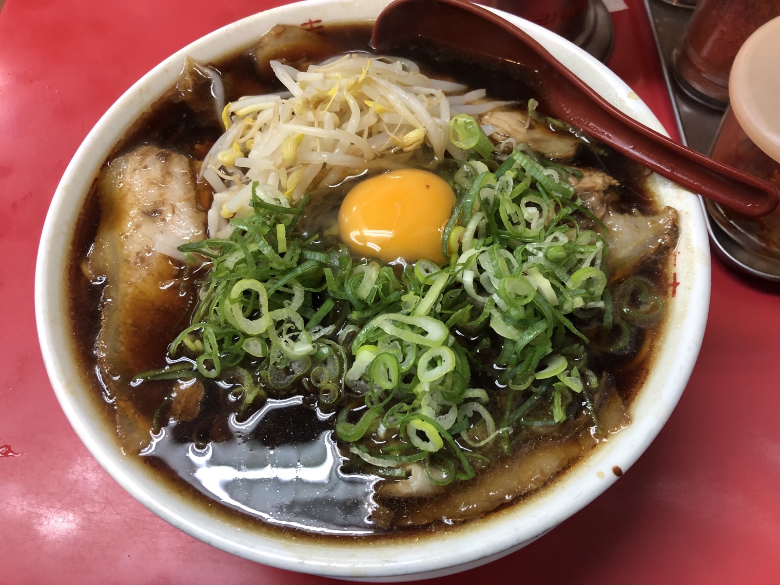真っ黒スープにネギ、生卵！京都ラーメンの名店「新福菜館」伏見店